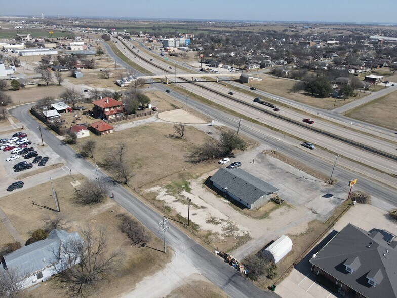 More Photos Of 103 S Stemmons St, Sanger Office For Lease