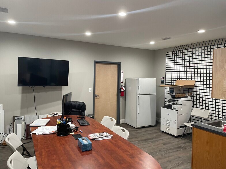 More Photos Of 4912 Alpinis Dr, Raleigh Flex For Lease
