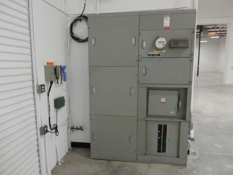 More Photos Of 1411 Railroad St, Glendale Warehouse For Lease