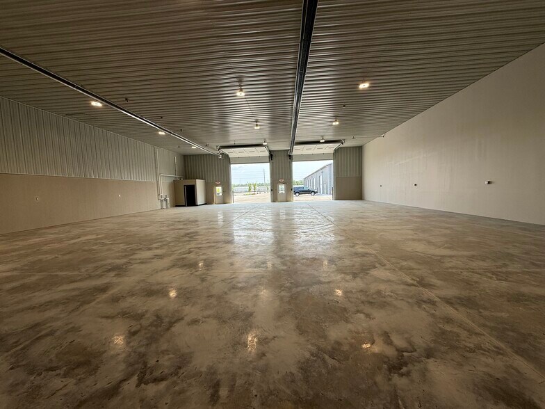 More Photos Of 3914 Indianapolis Rd, Columbus Warehouse For Lease