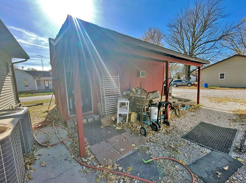 More Photos Of 109 S Maple St, Mulberry Grove Restaurant For Sale