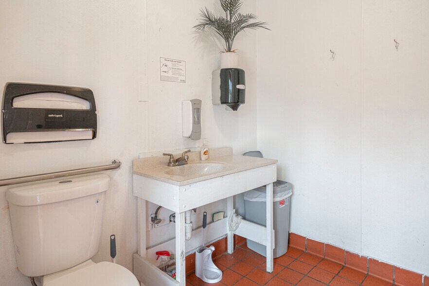 More Photos Of 3103 Highway 20, Sweet Home Restaurant For Sale