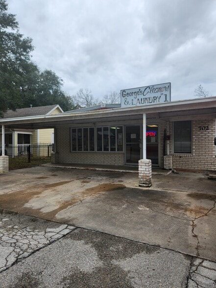 More Photos Of 702 W Willis St, Alvin Freestanding For Sale