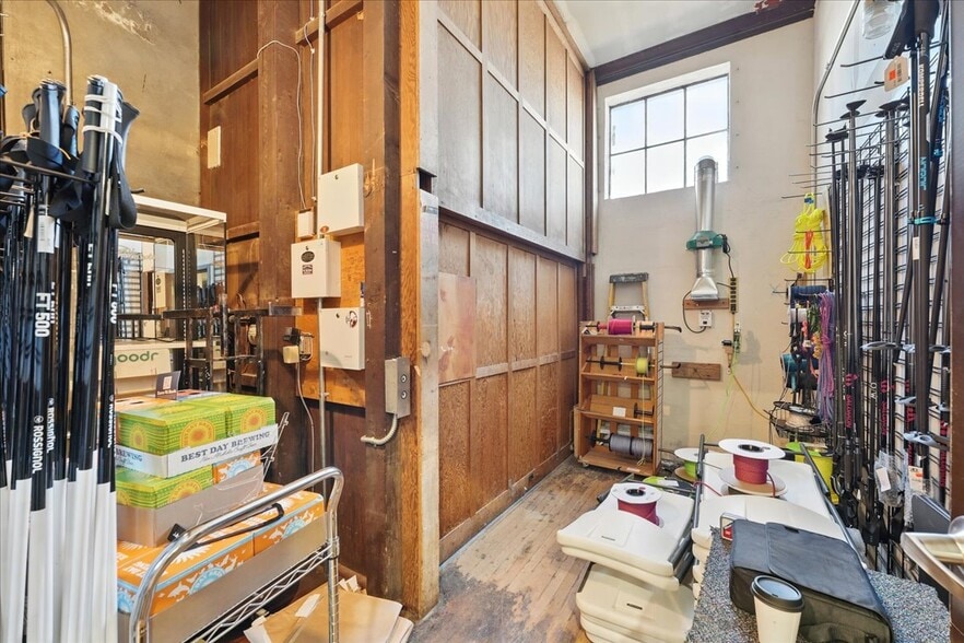 More Photos Of 2975 NE Sandy Blvd, Portland Storefront For Sale