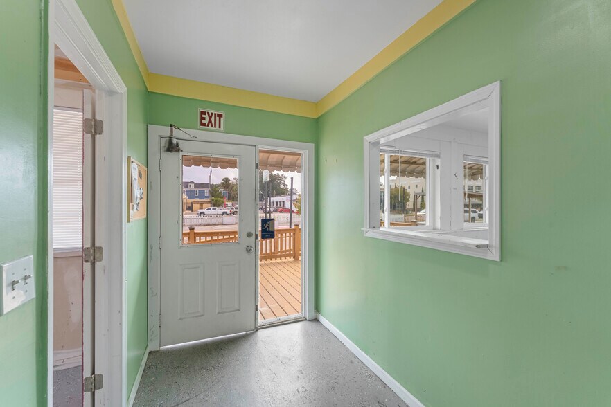 More Photos Of 1352 N Main St, Jacksonville Auto Dealership For Lease