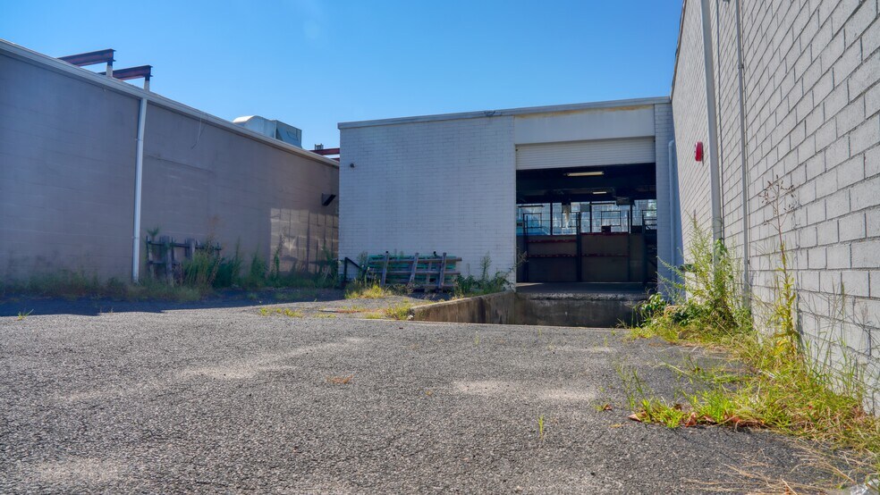 More Photos Of 34 Bennington Ave, Freeport Warehouse For Lease