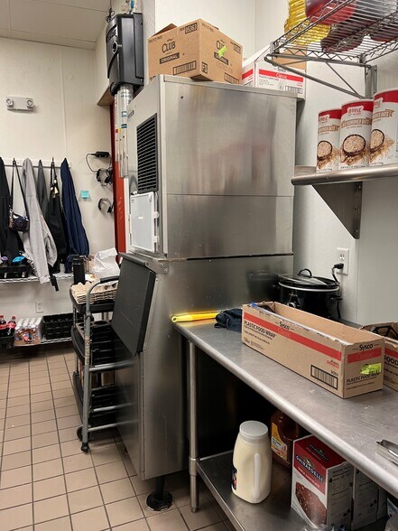 More Photos Of 269 16th St W, Dickinson Freestanding For Lease