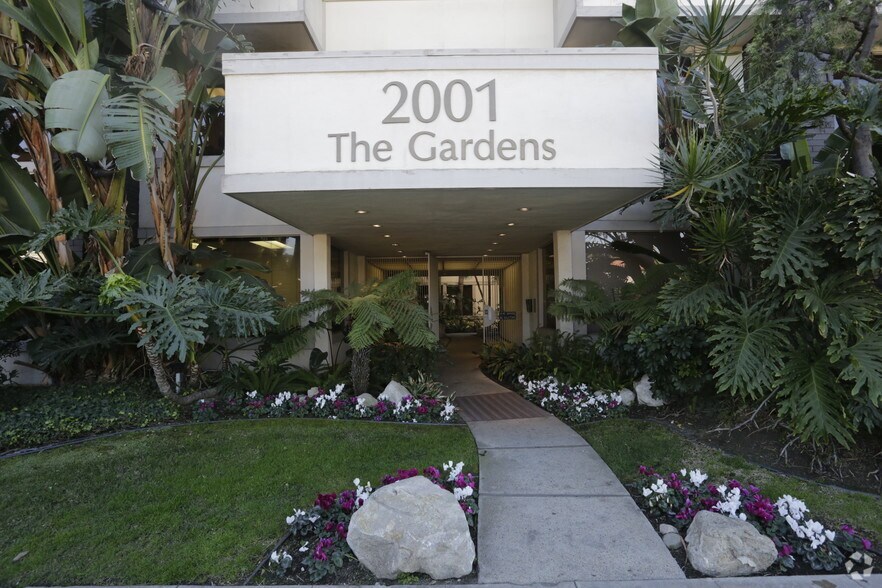 More Photos Of 2001 S Barrington Ave, Los Angeles Medical For Lease