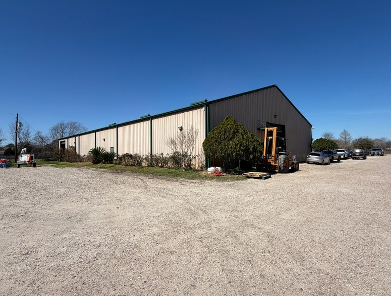 More Photos Of 14000 Old Richmond Rd, Sugar Land Warehouse For Lease