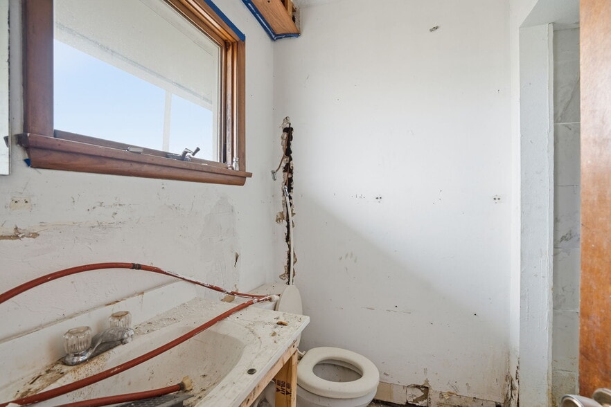 More Photos Of 1209 5th St, Tama Hotel For Sale