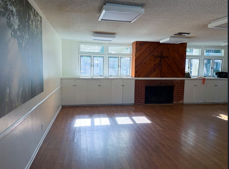 More Photos Of 21338 Dumetz Rd, Woodland Hills Religious Facility For Lease