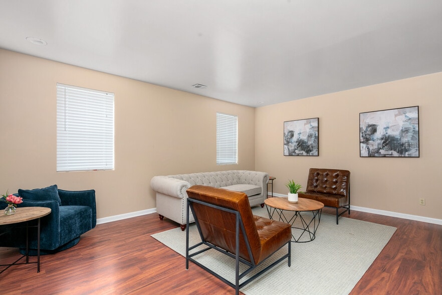 More Photos Of 640-642 W Main St, Lexington Office For Lease