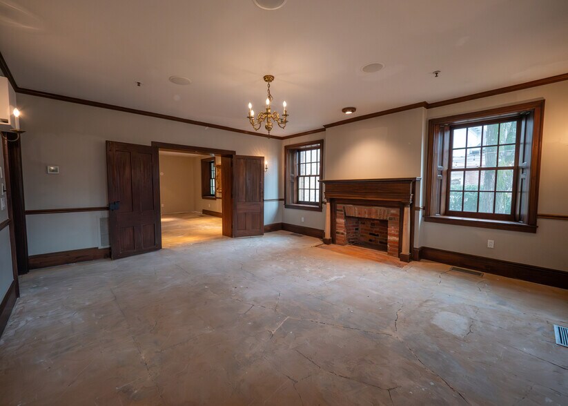 More Photos Of 649 High St, Worthington Storefront Retail Office For Sale