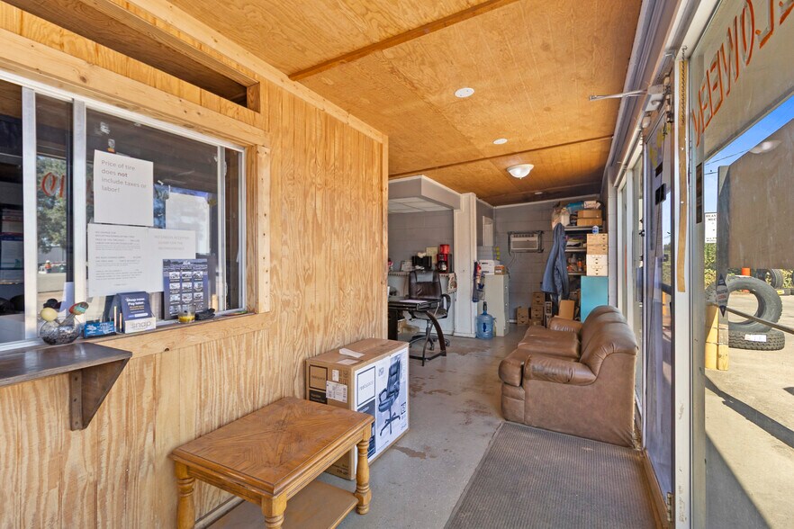 More Photos Of 611 TX-75, Willis General Retail For Lease