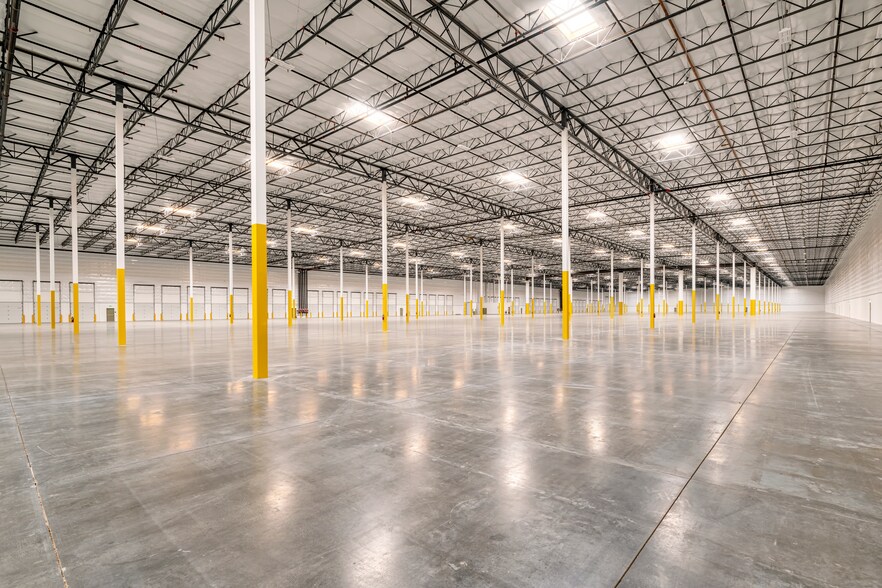 More Photos Of 13301 N 137th Ave, Surprise Distribution For Lease