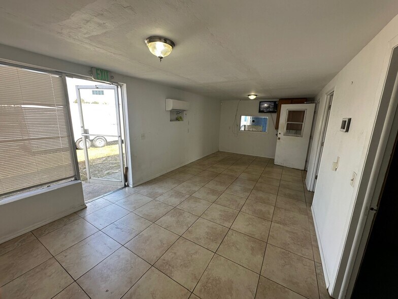 More Photos Of 1002 SE 9th St, Cape Coral Service For Lease