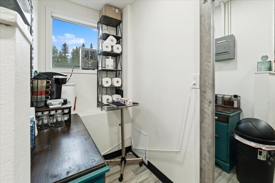 More Photos Of 1019 College Rd, Fairbanks Flex For Sale