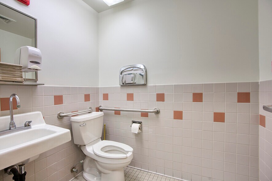 More Photos Of 16635 N 43rd Ave, Phoenix Medical For Lease