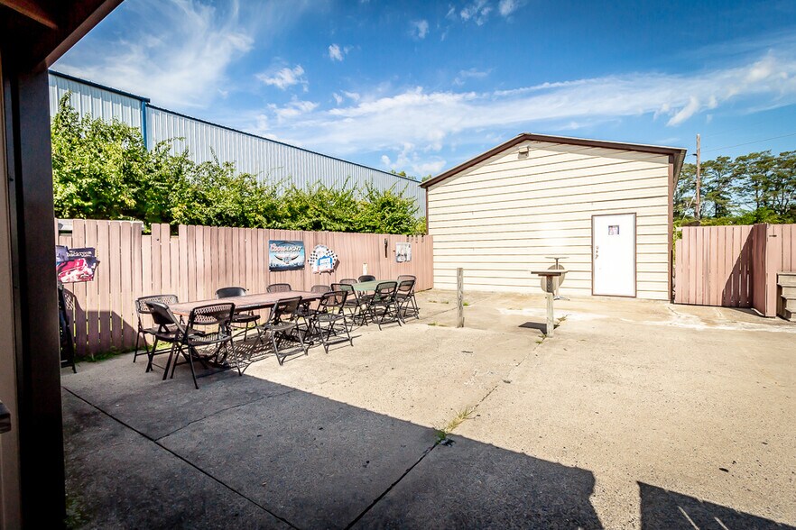 More Photos Of 3501 Park Plaza Rd, Paducah Bar For Sale