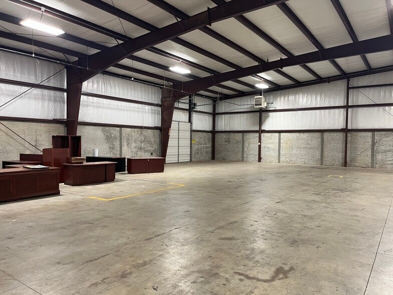 More Photos Of 3120 Melcat Dr, Oklahoma City Warehouse For Lease