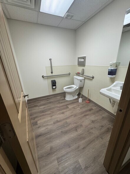 More Photos Of 5628 W Clearwater Ave, Kennewick Warehouse For Lease