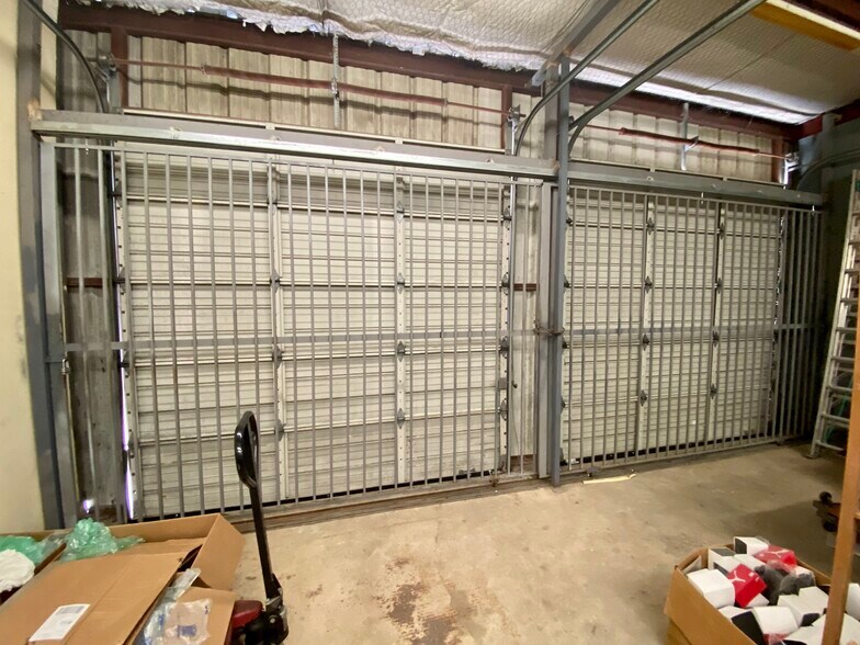 More Photos Of 5607 Kenwick St, San Antonio Showroom For Sale