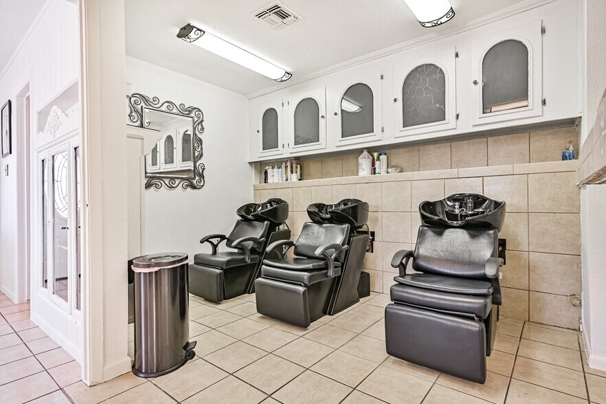 More Photos Of 5001 Luella Ave, Deer Park Office For Sale