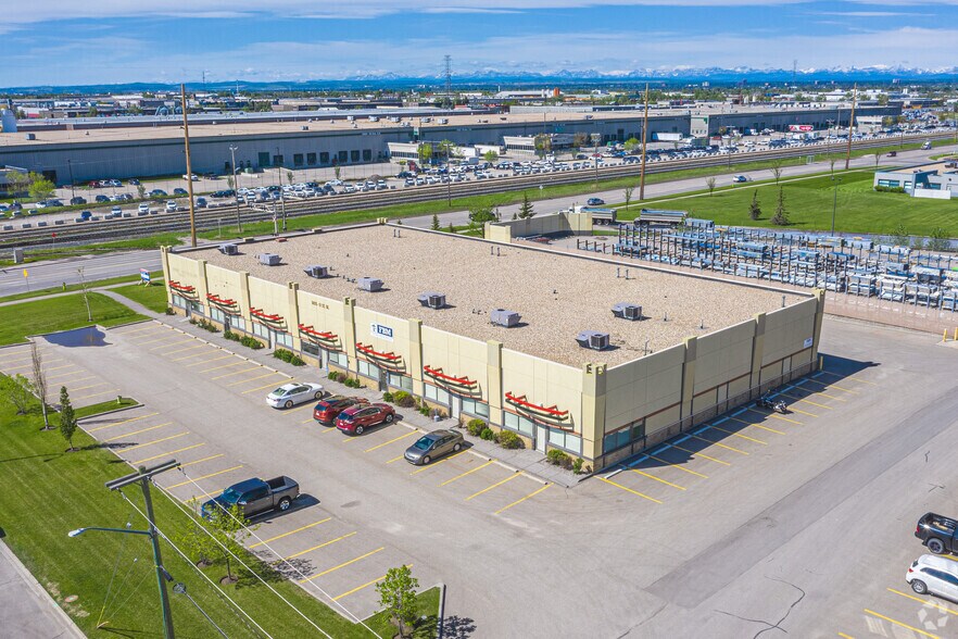 More Photos Of 5025 51st St SE, Calgary Service For Lease