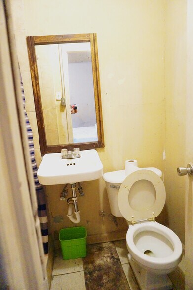 More Photos Of 2121 Kirk St, Houston Hotel For Sale