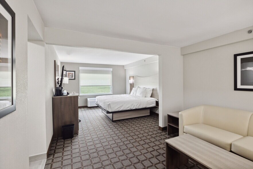 More Photos Of 126 Expressway Dr, Manchester Hotel For Sale