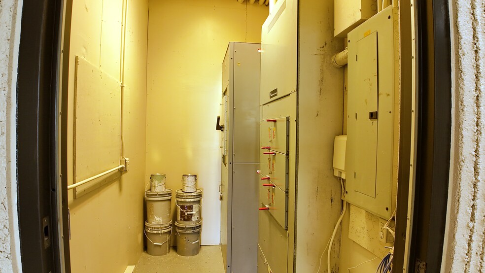 More Photos Of 38450 Tanger Dr, North Branch Service Station For Lease