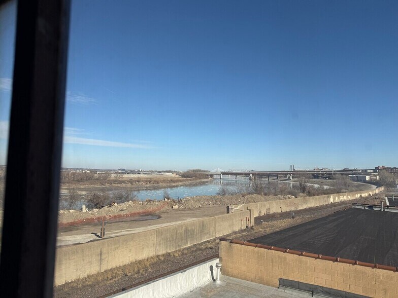 More Photos Of 1350 Woodswether Rd, Kansas City Flex For Lease