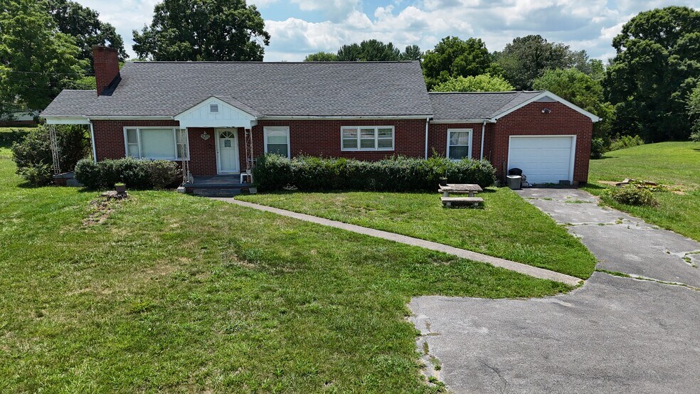 More Photos Of 5207 N Roan St, Gray Specialty For Sale