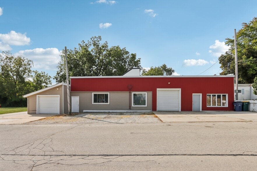 More Photos Of 9205 S Chicago Rd, Oak Creek Auto Repair For Sale