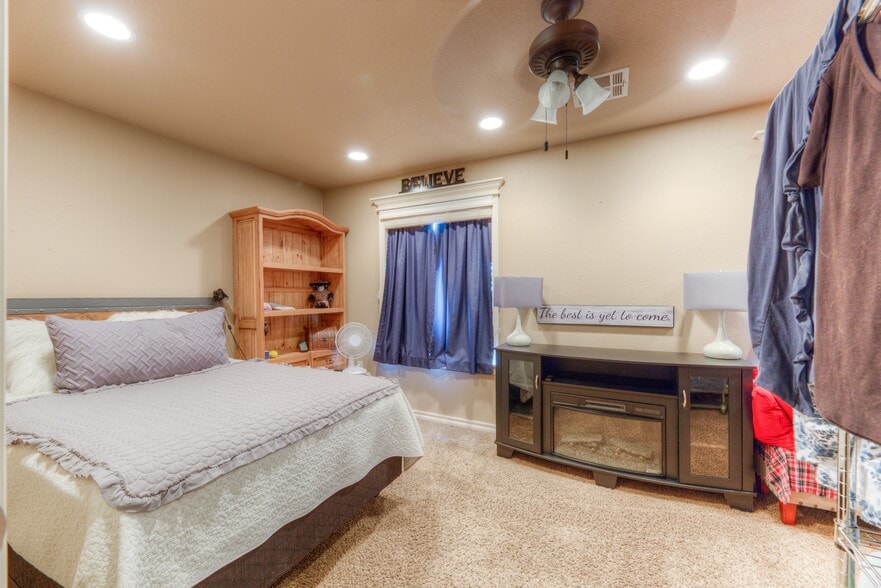 More Photos Of 862 W Taft Ave, Sapulpa Freestanding For Sale