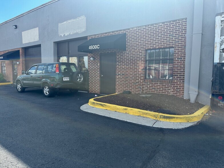 More Photos Of 4926-4950 Eisenhower Ave, Alexandria Light Distribution For Lease