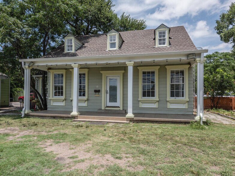 More Photos Of 2610 Manor Rd, Austin Freestanding For Lease