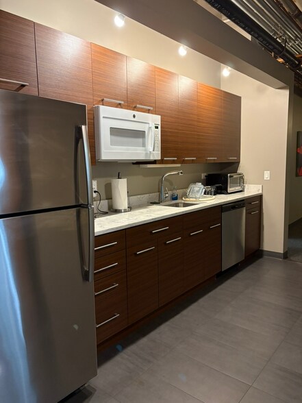 More Photos Of 925 W Huron St, Chicago Apartments For Lease