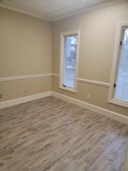 More Photos Of 200 Market Pl, Roswell Office Residential For Lease
