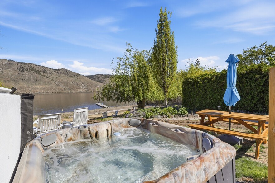 More Photos Of 7001 Savona Access Rd, Thompson-Nicola Hotel For Sale
