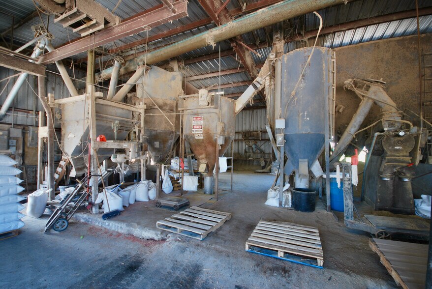 More Photos Of 5040 FM 1295, Moulton Specialty For Sale