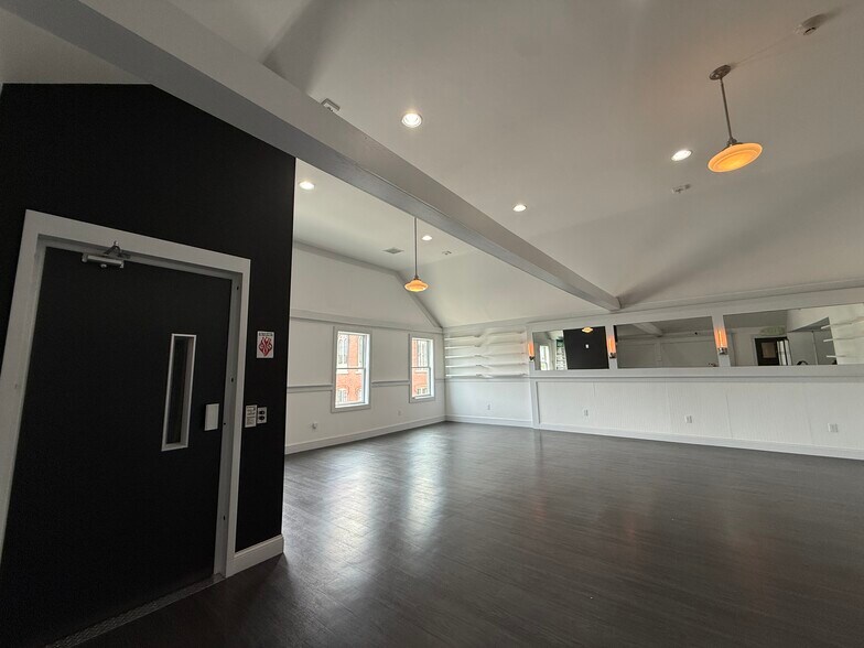 More Photos Of 18 Park St, Andover Bar For Lease