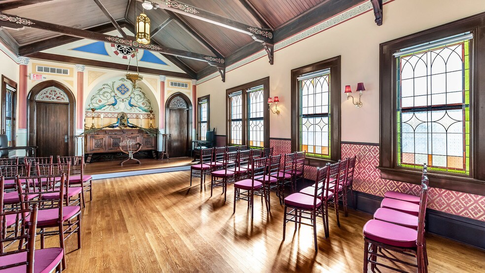 More Photos Of 119 E 37th St, Savannah Restaurant For Sale