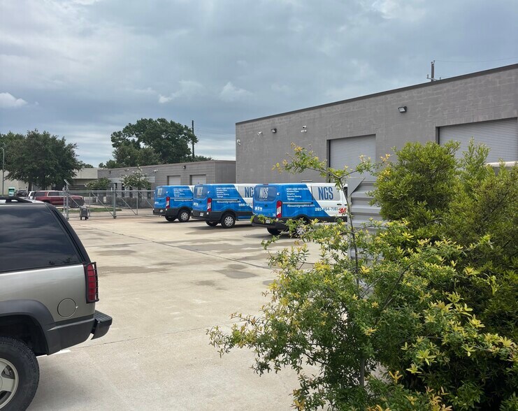 More Photos Of 12810 Century Dr, Stafford Showroom For Lease
