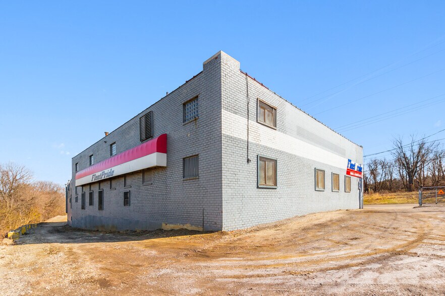 More Photos Of 134 E Woodland Ave, Youngstown Distribution For Sale