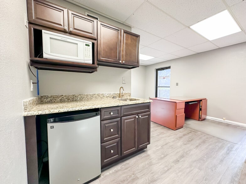 More Photos Of 1979 E Edgewood Dr, Lakeland Office For Lease