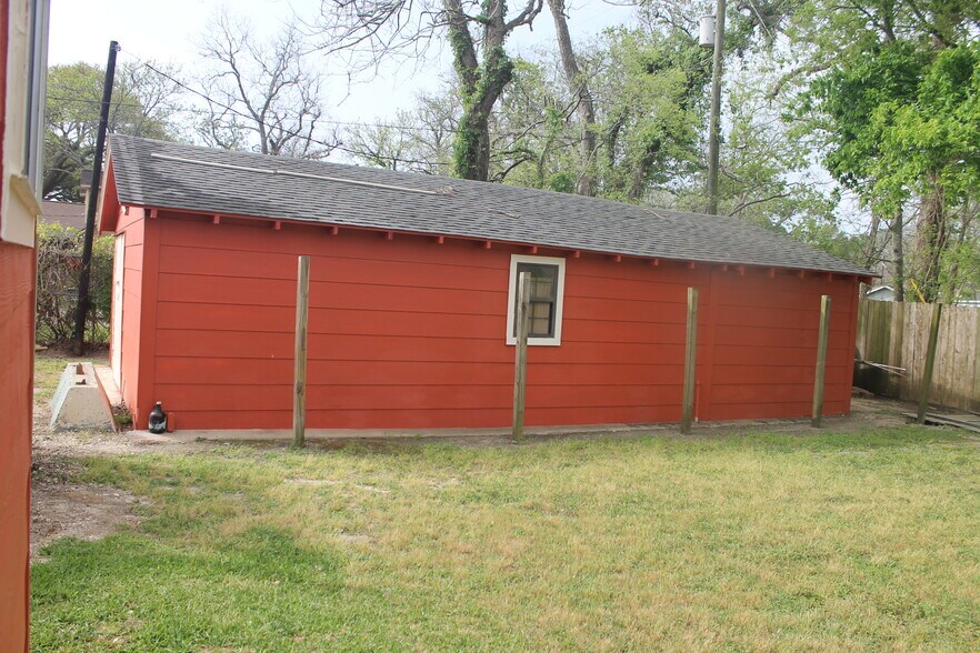 More Photos Of 620 Brazosport Blvd N, Clute Flex For Lease