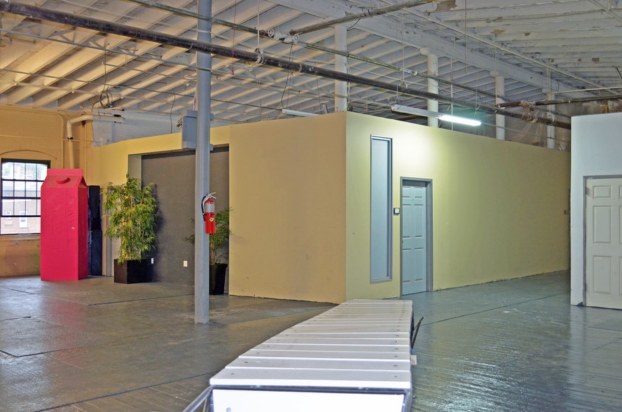 More Photos Of 500-530 Nepperhan Ave, Yonkers Showroom For Lease