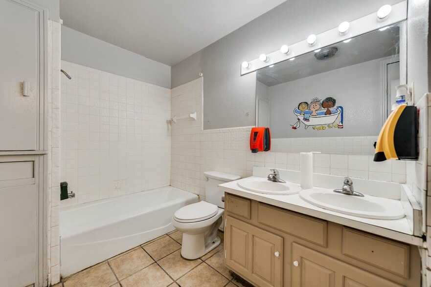 More Photos Of 1005 Austin St, Midland Storefront For Sale