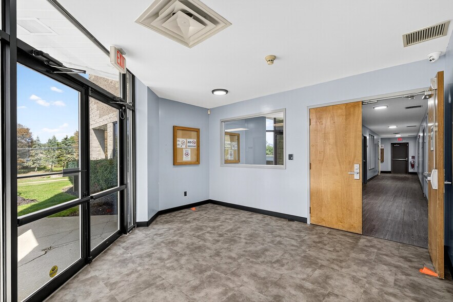 More Photos Of 852 E Highland Rd, Macedonia Flex For Lease